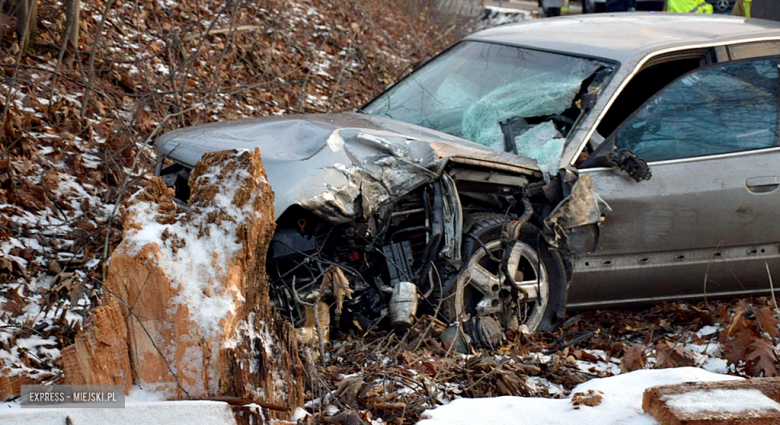 Zderzenie osobowego audi z samochodem ciężarowym na drodze między Ożarami a Kamieńcem Ząbkowickim