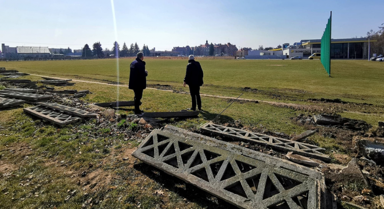 Rozpoczęły się prace związane z budową boiska ze sztuczną nawierzchnią w Ząbkowicach Śląskich