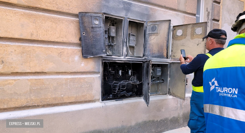 Pożar rozdzielni elektrycznej na elewacji budynku szkoły