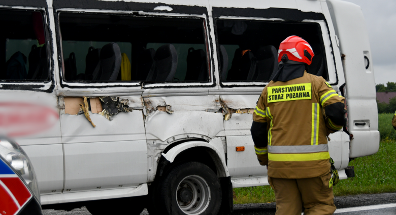 Zderzenie samochodu ciężarowego i busa przewożącego dzieci na krajowej ósemce Braszowicach