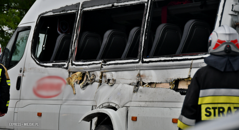 Zderzenie samochodu ciężarowego i busa przewożącego dzieci na krajowej ósemce Braszowicach