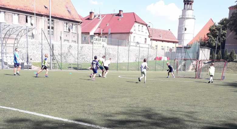 Sportowe wakacje na Orliku z Gminnym Centrum Edukacji i Sportu w Ziębicach