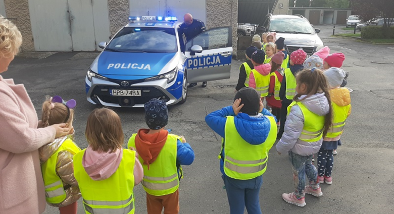 Mali goście mieli okazje wczuć się w role policjanta i usiąść za kierownicą radiowozu. Było to kolejne ze spotkań w ramach ogólnopolskiej akcji profilaktycznej „Bezpieczna droga do szkoły”