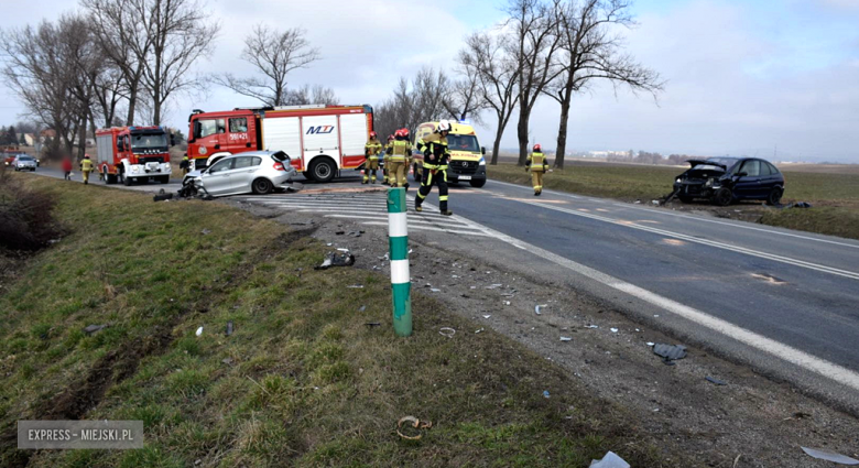 Zderzenie trzech samochodów osobowych na krajowej ósemce