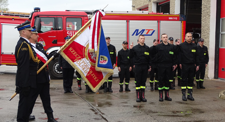 Po uroczystym podniesieniu flagi odbyło się ślubowanie trzech nowych funkcjonariuszy Komendy Powiatowej Państwowej Straży Pożarnej w Ząbkowicach Śląskich