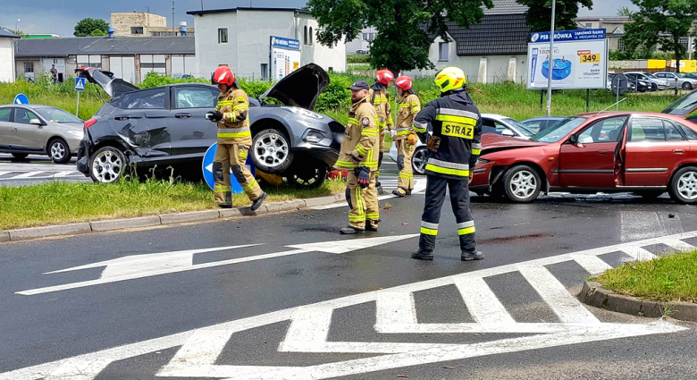 Zderzenie dwóch osobówek na skrzyżowaniu ul. Legnickiej z krajową ósemką 