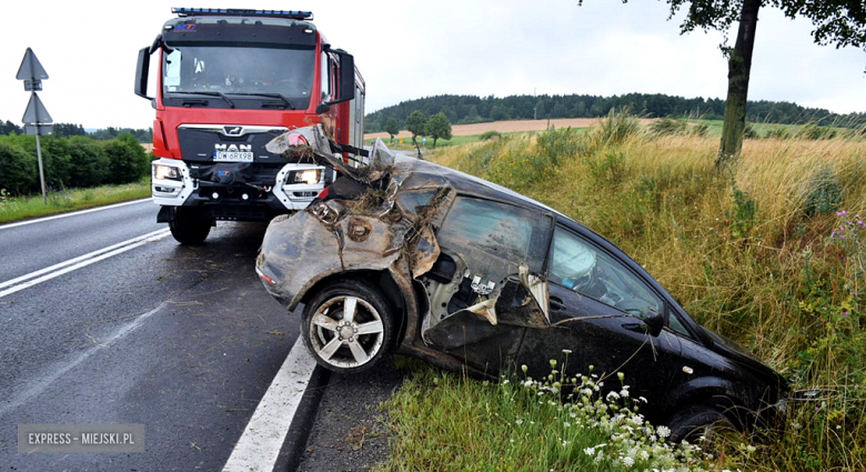 Osobówka wypadła z drogi na krajowej ósemce w Szklarach