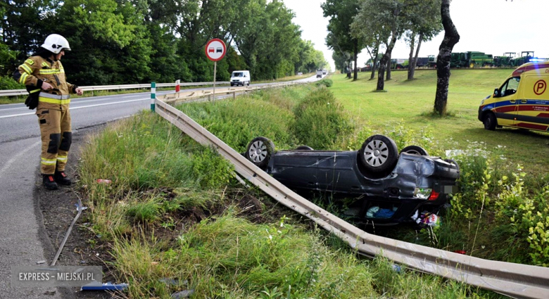 Zderzenie auta ciężarowego z pojazdem osobowym na zjeździe z krajowej ósemki w kierunku Przyłęku