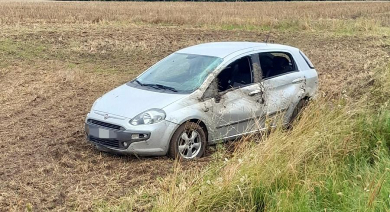  Samochód osobowy wypadł z drogi w Szklarach