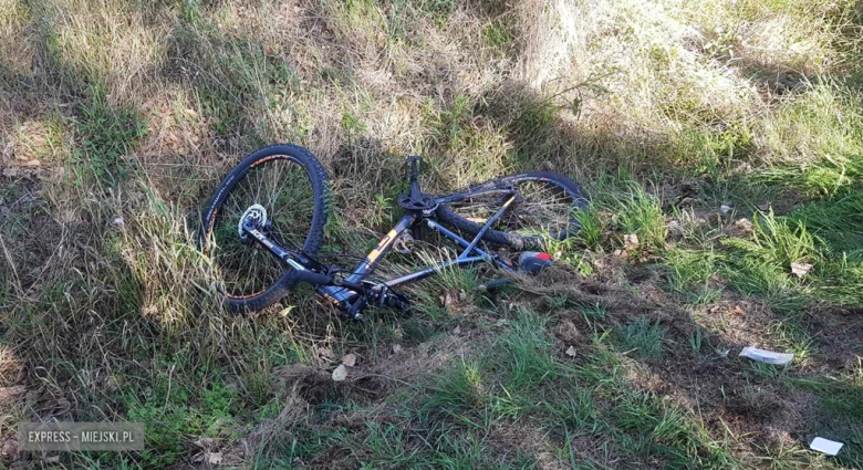 Zderzenie dwóch osobówek i rowerzysty na drodze między Kamieńcem Ząbkowickim a Ząbkowicami Śląskimi
