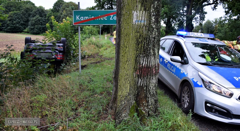 Dachowanie mercedesa przed Kamieńcem Ząbkowickim