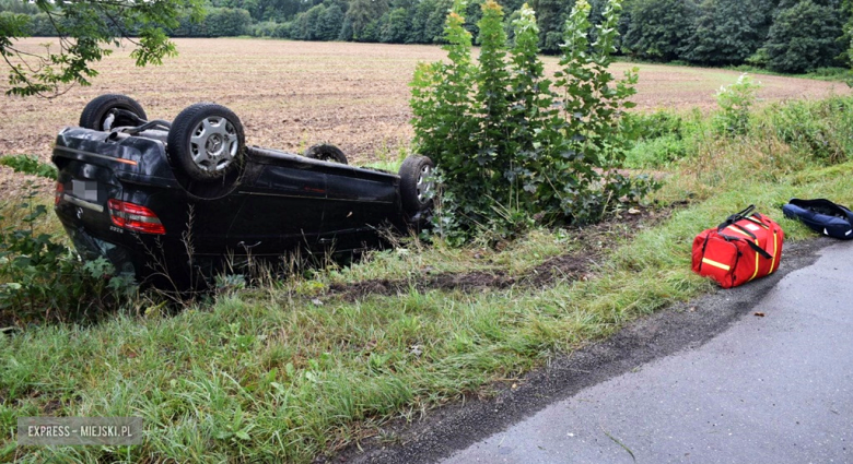 Dachowanie mercedesa przed Kamieńcem Ząbkowickim