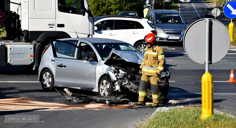 Zderzenie aut na skrzyżowaniu krajowej ósemki z ul. Legnicką	