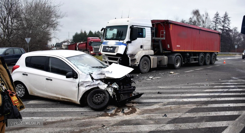 Zderzenie dwóch pojazdów na skrzyżowaniu ul. Legnickiej z krajową ósemką