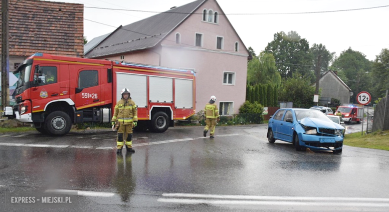 Zderzenie dwóch samochodów osobowych w Laskach