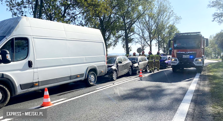 Zderzenie pięciu samochodów na krajowej ósemce. Droga zablokowana