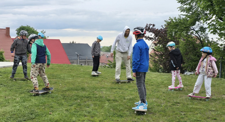 Ruszyły zajęcia deskorolkowe na złotostockim skate parku