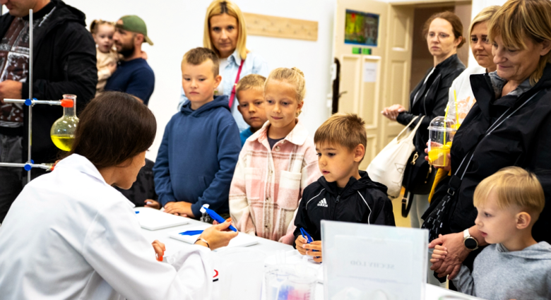 Dziecięcy świat zabawy podczas Dni i Nocy Krzywej Wieży