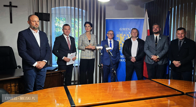 Podpisano umowy na modernizację kompleksu sportowego i ul. Nauczycielskiej w Kamieńcu Ząbkowickim