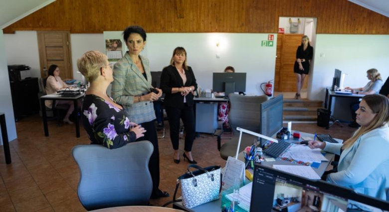 Ośrodki pomocy społecznej mogą przedłużyć powodzianom termin rozliczeń. Wojewoda z wizytą w Bardzie