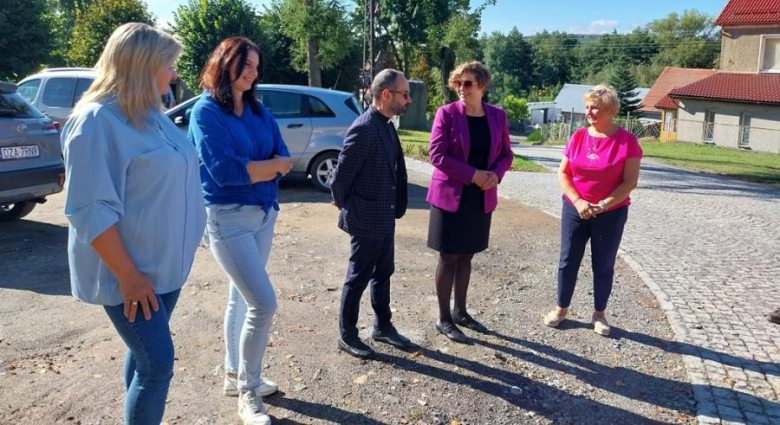Zakończono przebudowę odcinka drogi gminnej wraz z chodnikiem w Przedborowej
