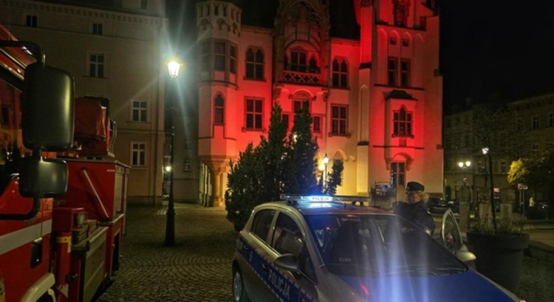 Ratusz w Ząbkowicach Śląskich został podświetlony na czerwono w ramach kampanii „Dzieciństwo bez Przemocy”