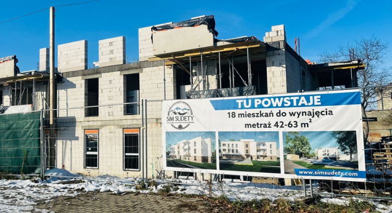 Postępują prace przy budowie bloku wielorodzinnego w Ziębicach