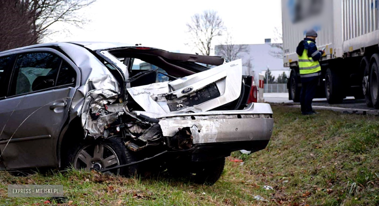Zderzenie samochodu ciężarowego z osobówką na krajowej ósemce
