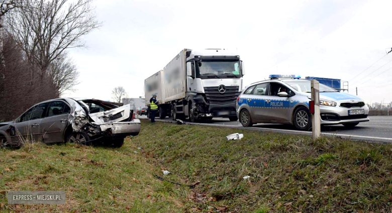 Zderzenie samochodu ciężarowego z osobówką na krajowej ósemce