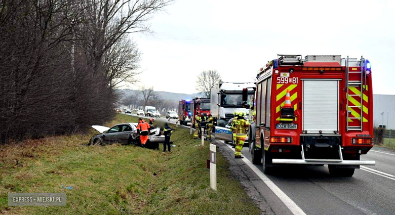 Zderzenie samochodu ciężarowego z osobówką na krajowej ósemce