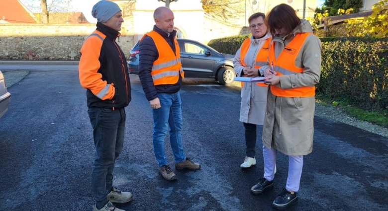 	Droga gminna przy kościele w Budzowie po modernizacji