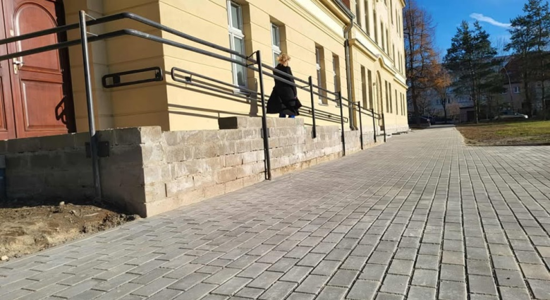 Nowy chodnik przy Zespole Szkół Zawodowych w Ząbkowicach Śląskich 