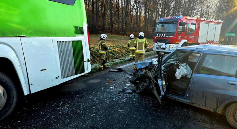 Zderzenie autobusu z osobówką