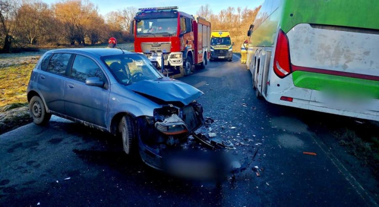 Zderzenie autobusu z osobówką