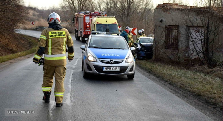 Wpadł w poślizg na łuku drogi i uderzył w budynek