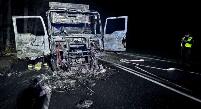 Pożar samochodu ciężarowego z naczepą w Laskach