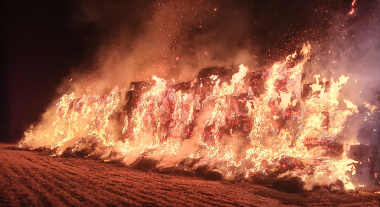 Spłonęło ponad tysiąc balotów słomy. Wyznaczono 10 tys. zł nagrody za wskazanie sprawcy