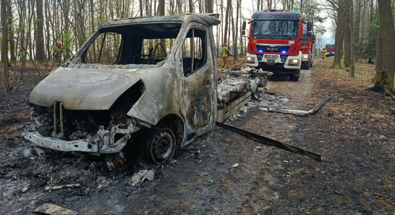 Pożar samochodu w lesie koło Błotnicy