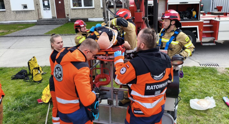 Wspólne ćwiczenia ratowników medycznych i strażaków w Ząbkowicach Śląskich