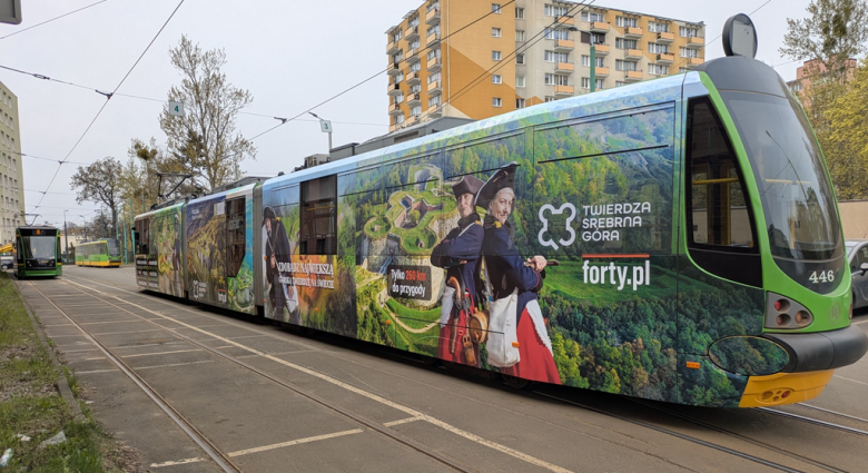 Na ulicach Poznania pojawił się tramwaj z wielkoformatową grafiką promującą srebrnogórską twierdzę