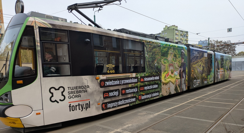 Na ulicach Poznania pojawił się tramwaj z wielkoformatową grafiką promującą srebrnogórską twierdzę