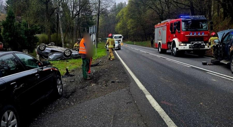 Na drodze krajowej nr 46 w Mąkolnie w gminie Złoty Stok doszło do zderzenia dwóch pojazdów