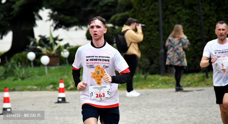Setki biegaczy i świetne wyniki. 15. Półmaraton Henrykowski i 11. Dycha Księgi Henrykowskiej [foto]
