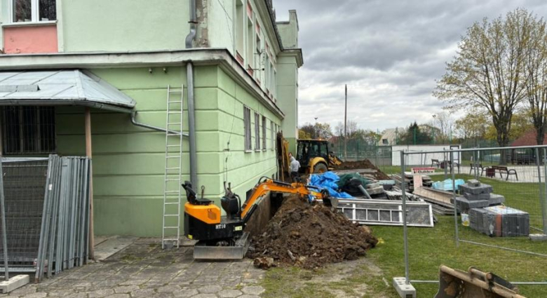 Trwają prace przy izolacji fundamentów budynku CKiP w ramach termomodernizacji