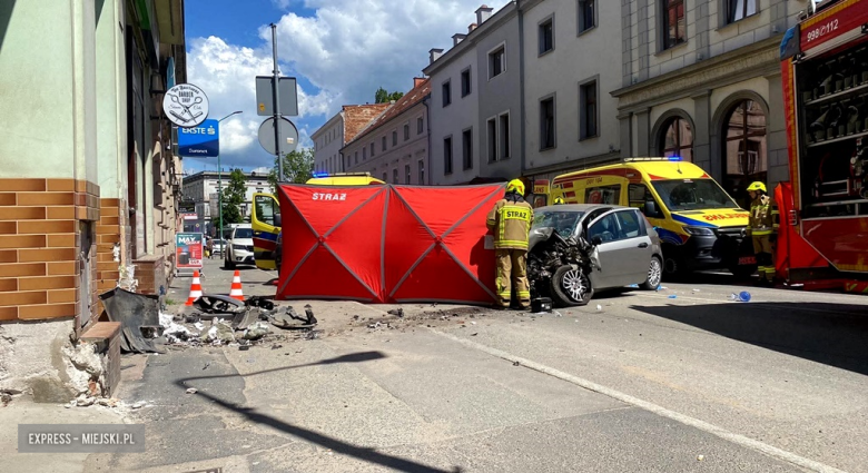 Tragiczny wypadek w Ząbkowicach Śląskich: Fiat uderzył w budynek, zginęła 73-letnia kobieta