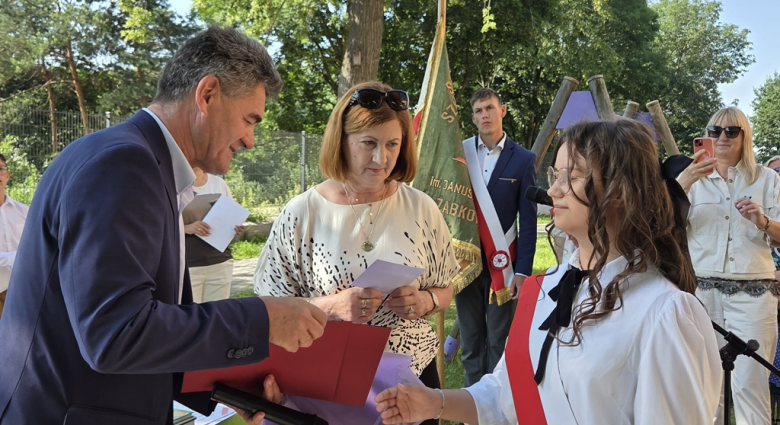 Najlepsi uczniowie ze szkół nagrodzeni przez Starostę Ząbkowickiego