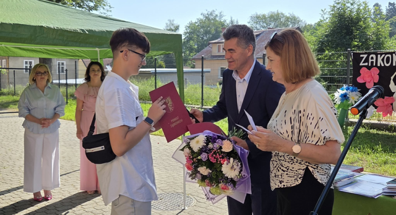 Najlepsi uczniowie ze szkół nagrodzeni przez Starostę Ząbkowickiego