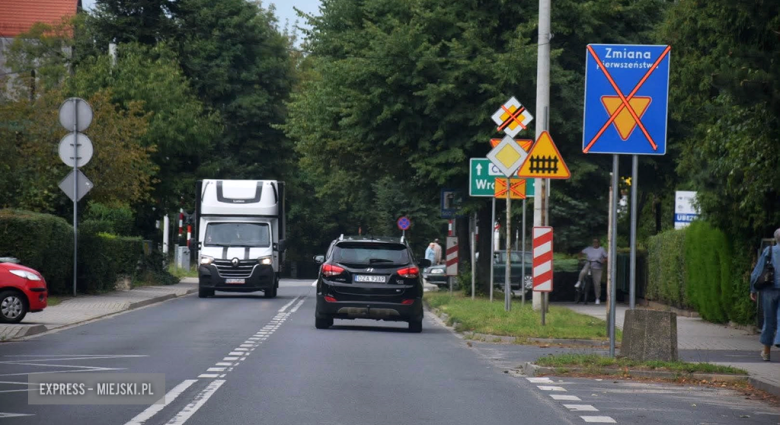 Na podstawie decyzji Starosty Ząbkowickiego zatwierdzającej projekt stałej organizacji ruchu od poniedziałku, 31 sierpnia 2026 roku, wprowadzone zostaną kluczowe zmiany w organizacji ruchu drogowego w rejonie przejazdu kolejowego na ul. Ziębickiej w Ząbkowicach Śląskich