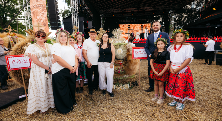 W trakcie dożynek wybiera się najładniejszy wieniec przygotowany na tę okazję