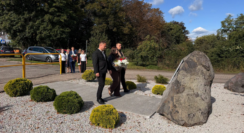 W Ciepłowodach złożono kwiaty pod pomnikiem ofiar II wojny światowej